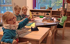 In der pinken Gruppe (an der Farbe des Fensterrahmens erkennbar) haben sich einige Kinder zusammengefunden, um Objekte des Nachthimmels zu basteln − wie Fledermäuse, Sterne und Halbmonde.
Fotos: Götz Greiner