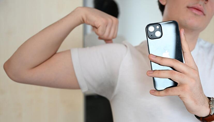 Was auf Tiktok als sexy gilt, ist ganz unterschiedlich: So k&ouml;nnen auch normale Aufgaben wie Kochen oder Holz hacken sexualisiert werden. (Symbolbild)