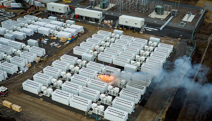 Erschreckend: Im August 2021 steht ein Container des Tesla-Batteriespeichers in Australien im Vollbrand. Giftige Rauchgaswolken ziehen vom Areal ab. Foto: Archiv Erschreckend: Im August 2021 steht ein Container des Tesla-Batteriespeichers in Australien im Vollbrand. Giftige Rauchgaswolken ziehen vom Areal ab. Foto: Archiv