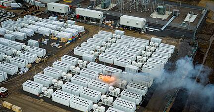 Erschreckend: Im August 2021 steht ein Container des Tesla-Batteriespeichers in Australien im Vollbrand. Giftige Rauchgaswolken ziehen vom Areal ab.
Foto: Archiv/AFP
