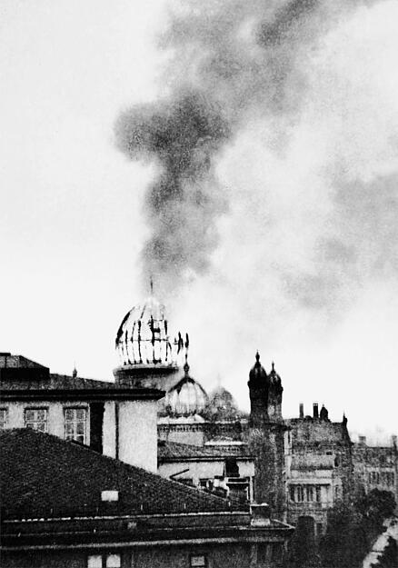 Das Foto eines Nachbarn zeigt die lodernde, einstürzende Zentralkuppel der Heilbronner Synagoge am frühen Morgen des 10. November 1938.