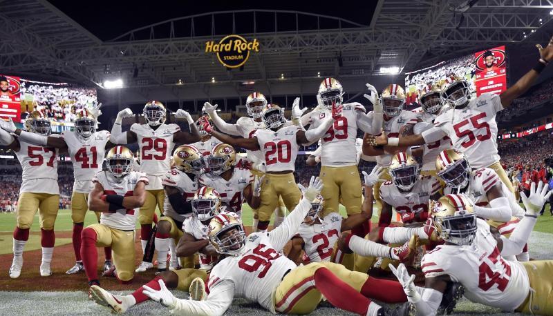 Da war die Stimmung noch ausgelassen: Spieler der San Francisco 49ers jubeln w&auml;hrend des Spiels.