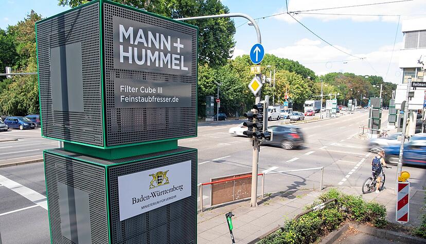 23 Luftfiltersäulen stehen inzwischen am Stuttgarter Neckartor am Straßenrand. Sie sollen die Luft sauberer machen. Foto: dpa