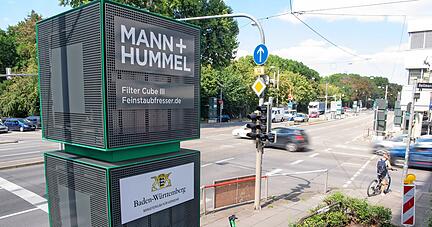 23 Luftfiltersäulen stehen inzwischen am Stuttgarter Neckartor am Straßenrand. Sie sollen die Luft sauberer machen.
Foto: dpa
