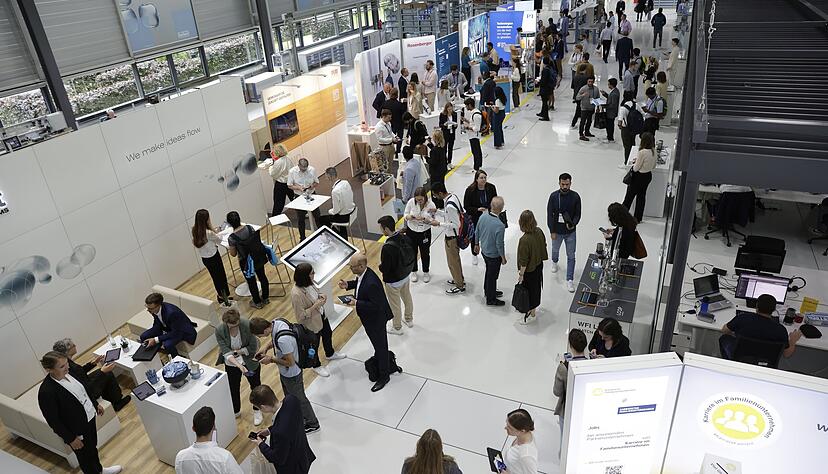 Viele interessante Gespr&auml;che f&uuml;hrten die Personaler der insgesamt rund 60 Familienunternehmen, die beim 34. Karrieretag auf dem Campus in Ingelfingen bei B&uuml;rkert mit dabei waren.