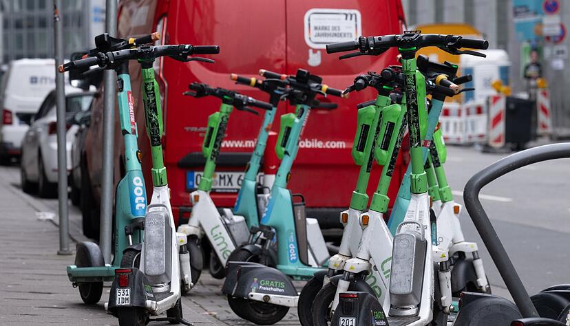 Geh&ouml;ren seit einigen Jahren fest zum Stadtbild deutscher Gro&szlig;st&auml;dte dazu: E-Scooter.
