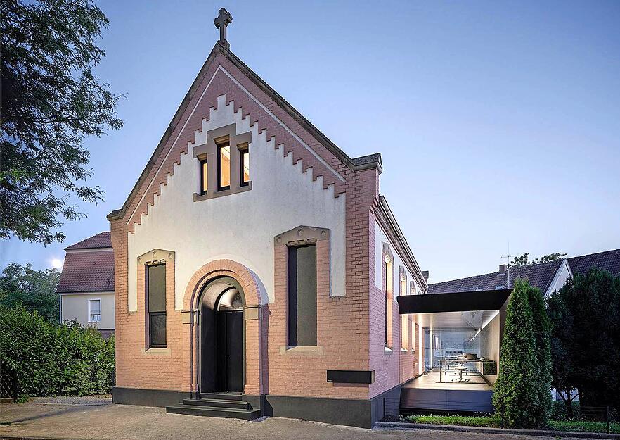 Historische Substanz mit neuem Inhalt und gläsernem Anbau: Über drei Stockwerke entstanden in der ehemals methodistischen Kirche in Sontheim Räume für ein Architekturbüro. Historische Substanz mit neuem Inhalt und gläsernem Anbau: Über drei Stockwerke entstanden in der ehemals methodistischen Kirche in Sontheim Räume für ein Architekturbüro.
