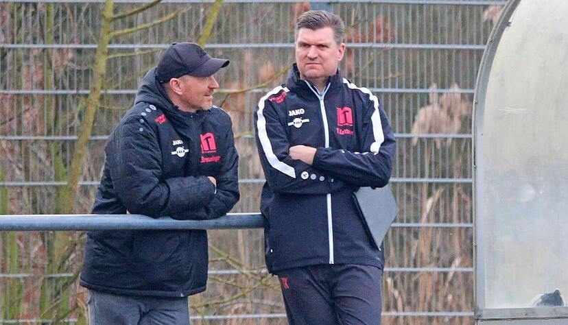 Die Zeit von Jens Breuninger (links/Sportlicher Leiter) und Trainer Thomas Kettner neigt sich bei den Pink Ladies dem Ende zu. Breuninger ist jetzt schon nicht mehr im Amt und Kettner geht am Saisonende.
Foto: Herbert Schmerbeck Die Zeit von Jens Breuninger (links/Sportlicher Leiter) und Trainer Thomas Kettner neigt sich bei den Pink Ladies dem Ende zu. Breuninger ist jetzt schon nicht mehr im Amt und Kettner geht am Saisonende.
Foto: Herbert Schmerbeck