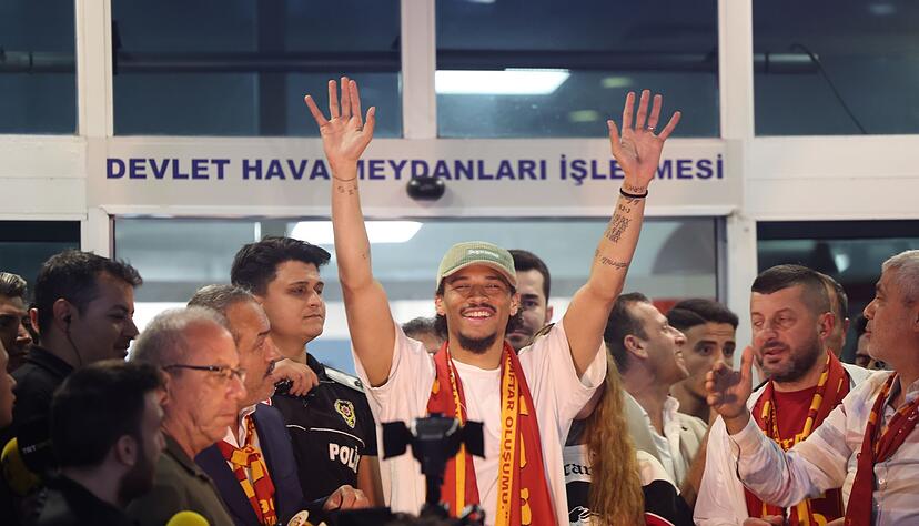 Leroy Sané hatte nach seiner Ankunft in Istanbul gute Laune. Leroy Sané hatte nach seiner Ankunft in Istanbul gute Laune.