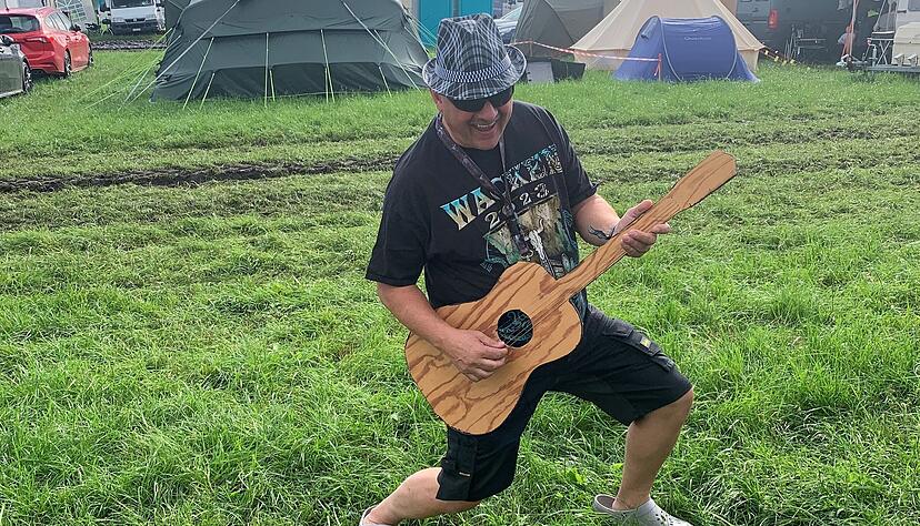Günter Vogel, stellvertretender Bürgermeister von Widdern, in Festival-Kleidung auf dem Metal-Event Wacken Open Air. Günter Vogel, stellvertretender Bürgermeister von Widdern, in Festival-Kleidung auf dem Metal-Event Wacken Open Air.