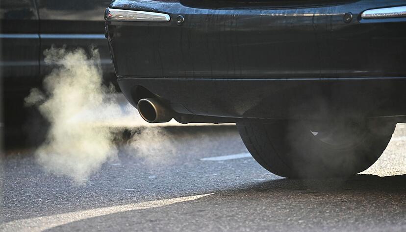 Die Deutsche Umwelthilfe will, dass BMW und Mercedes-Benz untersagt wird, in Zukunft Neuwagen mit klimasch&auml;dlichen Verbrennungsmotoren zu verkaufen. (Symbolbild)