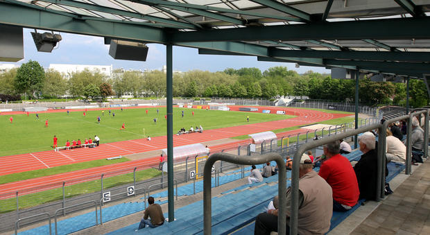 Blick von der Haupttribüne ins Stadionrund.