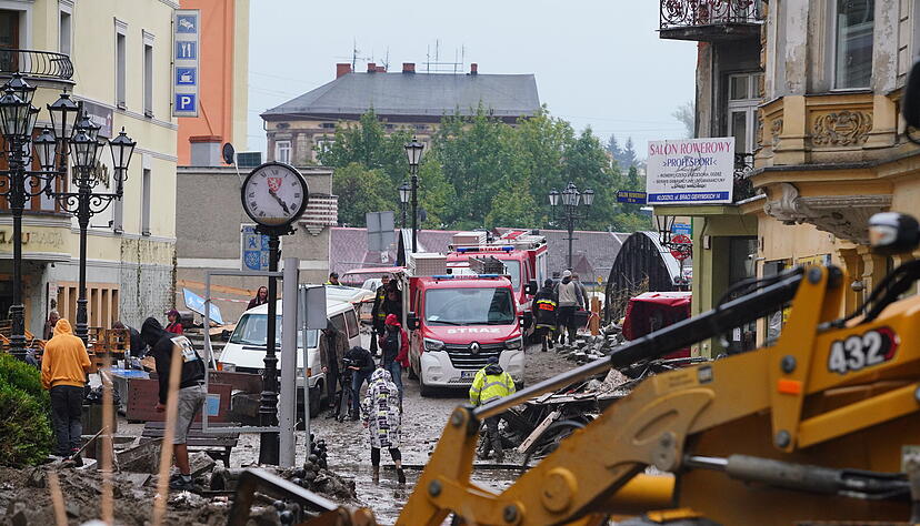 Nach dem Hochwasser beginnen die Aufräumarbeiten. In der Nacht von Samstag auf Sonntag wurde die Stadt von Wassermassen überflutet. Nach dem Hochwasser beginnen die Aufräumarbeiten. In der Nacht von Samstag auf Sonntag wurde die Stadt von Wassermassen überflutet.