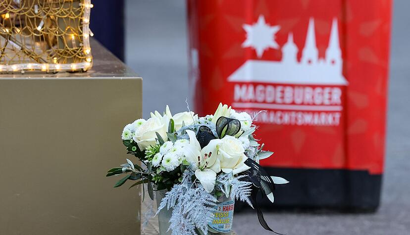Menschen legten am Ort der Attacke Blumen ab. Menschen legten am Ort der Attacke Blumen ab.