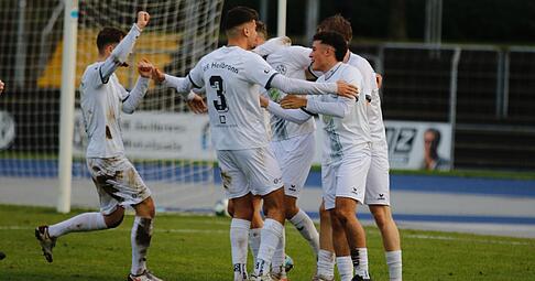 Jubel beim VfR Heilbronn: Gegen den SSV Ehingen-S&uuml;d gelingt dem Schlusslicht der Heimsieg der Saison.