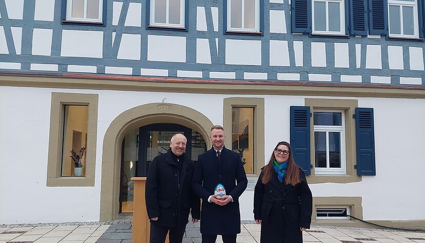 Die Rathaussanierung ist abgeschlossen. Dar&uuml;ber freuen sich Ortsbaumeister Uwe Thoma  (von links), B&uuml;rgermeister Thomas Einfalt und Architektin Sandra Huth-H&ouml;fflinghaus bei der Er&ouml;ffnung.
