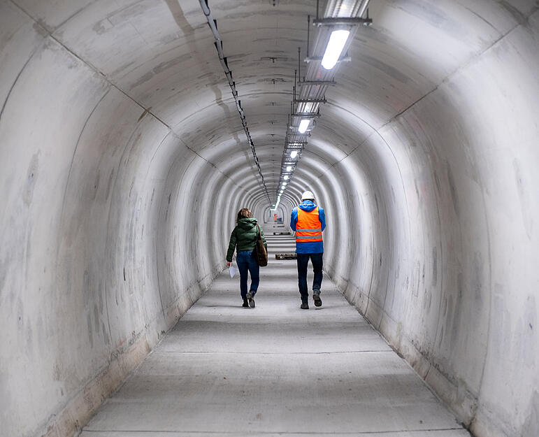 Der neu gebaute Fluchtstollen ist bereits gereinigt.  Zwischen Stollenmitte und Tunnelmitte liegen 25 Meter. Der Stollen erf&uuml;llt aktuelle gesetzliche Vorgaben.