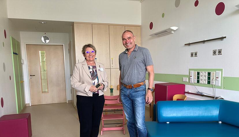 Oberärztin Birgit Stock und Mäzen Ralf Klenk in einem Patientenzimmer, das zum Fernsehraum für Jugendliche umfunktioniert ist. Auch dieser Raum wird grundlegend neu gestaltet.
Foto: Blass