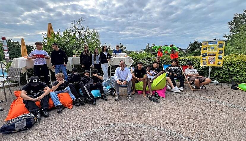 Zum dritten Mal im Solefreibad: Etwa 20 Jugendliche nahmen an der Jugendversammlung mit Oberbürgermeister Sebastian Frei (Mitte) teil.
Foto: Ulrike Plapp-Schirmer Zum dritten Mal im Solefreibad: Etwa 20 Jugendliche nahmen an der Jugendversammlung mit Oberbürgermeister Sebastian Frei (Mitte) teil.
Foto: Ulrike Plapp-Schirmer