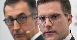 Cem &Ouml;zdemir (links) und seine Partei Die Gr&uuml;nen ziehen in Umfragen zur Landtagswahl mit der CDU von Manuel Hagel gleich.