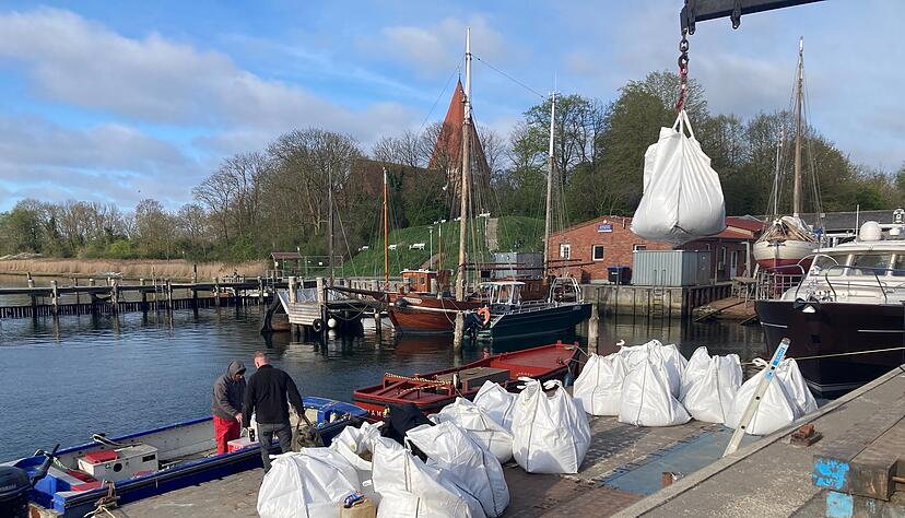 Gro&szlig;e Sands&auml;cke, sogenannte Big Bags, werden im Hafen von Kirchdorf auf Poel per Kran auf einen Ponton abgeladen.