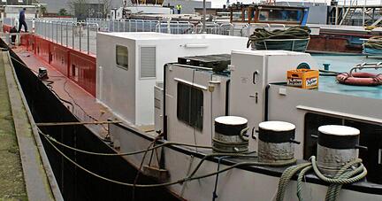 In wenigen Tagen soll sie Richtung Heilbronn auslaufen: die 105 Meter lange MS Experimenta. Das Motortankschiff aus den 1970er Jahren ist im holländischen Maasbracht von einer Schiffsbaufirma rund acht Monate umgebaut worden.
Fotos: Carsten Friese