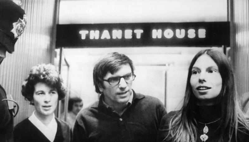 Rudi Dutschke (3.v.l.) und seine Ehefrau Gretchen (r.) verlassen im Dezember 1970 ein Gericht in London. Dutschke k&auml;mpfte dort um seine Aufenthaltsgenehmigung f&uuml;r Gro&szlig;britannien. Foto:&nbsp;UPI