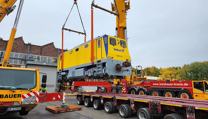 Die schwere Lokomotive wurde auf einen Autokran gehievt. Die schwere Lokomotive wurde auf einen Autokran gehievt.