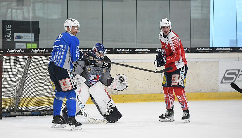 Seit Freitag sind die Heilbronner Falken - hier mit Jan Pavlu (von links), Patrick Berger und Luis Ludin - wieder im Training.