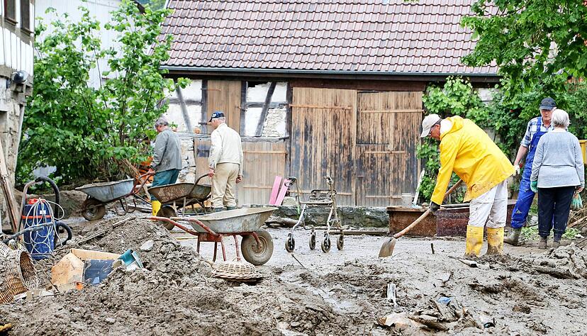 Immense Schäden hinterließ die Flutkatastrophe im Mai 2016 in Braunsbach. Wie hier mussten die Anwohner auch Schlamm und Geröll beseitigen.
Foto: Archiv/privat Immense Schäden hinterließ die Flutkatastrophe im Mai 2016 in Braunsbach. Wie hier mussten die Anwohner auch Schlamm und Geröll beseitigen.
Foto: Archiv/privat