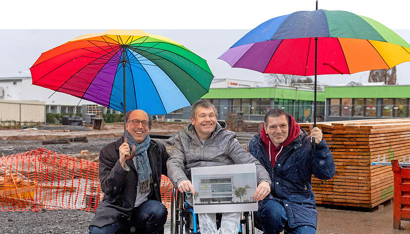 Friedemann Manz (links) und die Werkstatträte Benjamin Marschang und Harald Henrich freuen sich aufs neue Gebäude. Friedemann Manz (links) und die Werkstatträte Benjamin Marschang und Harald Henrich freuen sich aufs neue Gebäude.