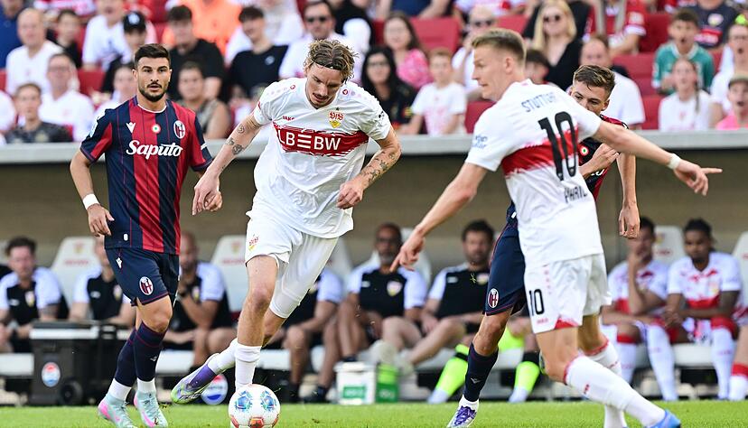 St&uuml;rmer Nick Woltemade (M) vergab fr&uuml;h eine Gro&szlig;chance zur Stuttgarter F&uuml;hrung.