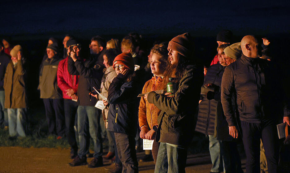 In den Häusern ist es dunkel, die meisten Menschen schlafen. In den Häusern ist es dunkel, die meisten Menschen schlafen.