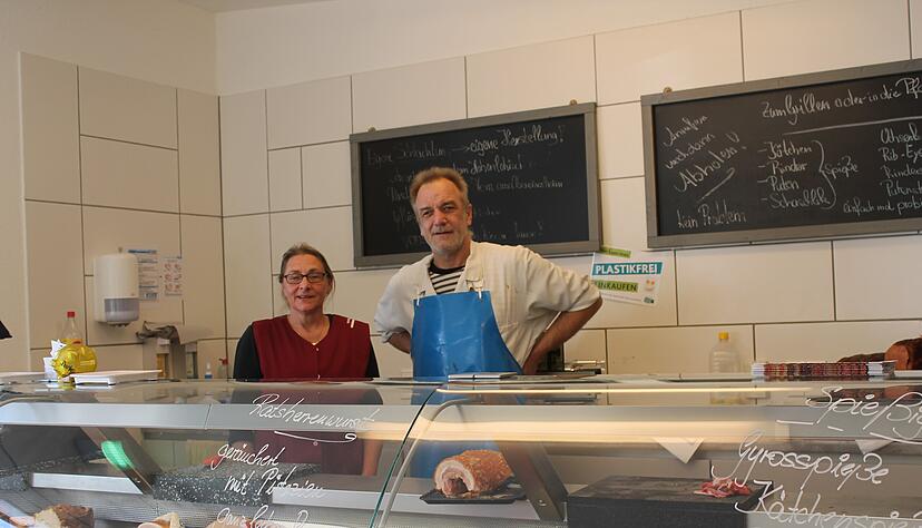 Sybille Keicher und Klaus Scherz vom Wurschtzipfel bieten einen Lieferservice an. Da Gro&szlig;kunden wie Restaurants und Besen wegfallen, ist der Umsatz im Wurschtzipfel in der Krise um 50 Prozent eingebrochen. Foto: Bigna Fink