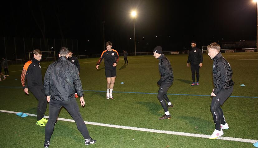 Mit lockerer Ballarbeit steigen die Spieler des VfR Heilbronn ins Training für die Rückrunde ein.