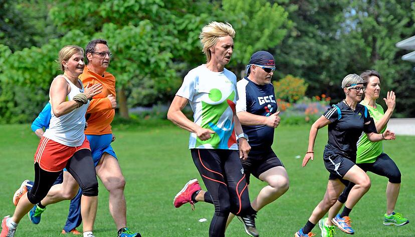 Lauf-ABC im Wertwiesenpark für eine bessere Technik: Leichtathletin Heike Drechsler (Mitte) gibt wertvolle Tipps.