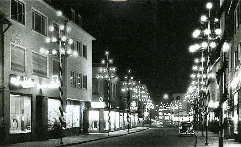 Weihnachtsbeleuchtung in der Sülmerstraße 1955.