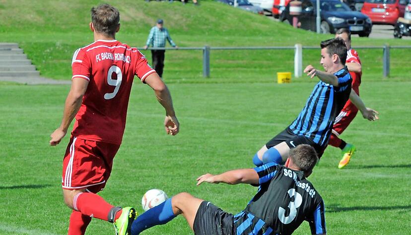 Der Rohrbacher Christian Auer (l.) spielt den Ball in die Mitte, Waibstadts Lukas Sch&auml;fer (2. v. r.) bekommt einen Fu&szlig; dran, trifft aber ins eigene Tor.Foto: Klaus Kr&uuml;ger