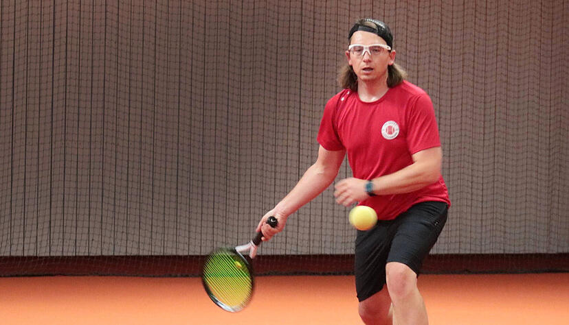 Mit einem Restsehverm&ouml;gen von vier Prozent erkennt Tobias Nitschmann nur noch Konturen. Die B&auml;lle sind gr&ouml;&szlig;er und langsamer als normale Tennisb&auml;lle &minus; und sie rasseln.