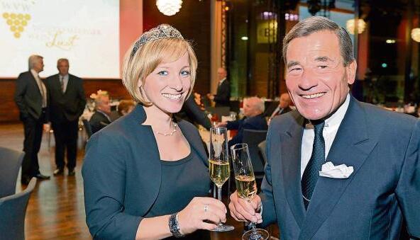 Mit Familie Stengels Riesling-Sekt stoßen Weinkönigin Nina Hirsch und Trigema-Chef Wolfgang Grupp auf Ehrenpreisträger und Bank-Neubau an.Foto: Mario Berger Mit Familie Stengels Riesling-Sekt stoßen Weinkönigin Nina Hirsch und Trigema-Chef Wolfgang Grupp auf Ehrenpreisträger und Bank-Neubau an.Foto: Mario Berger