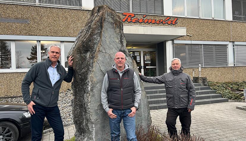 Die Gemminger Steinbruchbesitzer und Geschäftsführer Klaus-Peter und Matthias Reimold und der Geologe Frank Tanecker (von links) schauen zuversichtlich in die Zukunft.