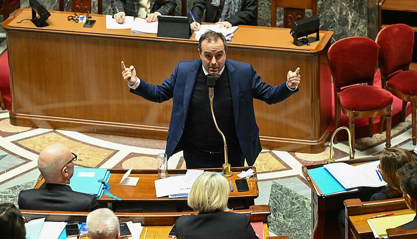 Der franz&ouml;sische Premierminister S&eacute;bastien Lecornu hatte den Haushalt ohne Endabstimmung durch die Nationalversammlung gedr&uuml;ckt.