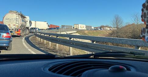 Auf der A6 hat sich nach einem Unfall ein l&auml;ngerer Stau gebildet.