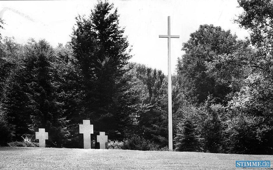 Symbolische Pappkreuze stehen 1968 in der Nähe des 16 Meter hohen und zwei Tonnen schweren Aluminium-Kreuzes. Sie vermitteln einen Eindruck von den Kreuzgruppen, die in den folgenden Monaten im Ehrenfriedhof aufgestellt werden.