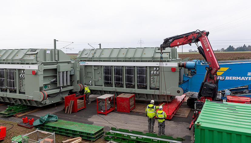 Sieben Stromtransformatoren wechseln ab Ende 2028 im Umspannwerk Großgartach Gleichstrom von der Nordsee in Wechselstrom für die Region um. Zwei Trafos haben am Donnerstag Böckingen erreicht.