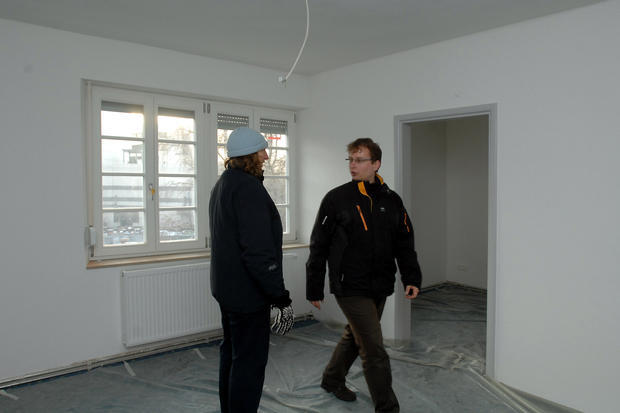 1,5 Millionen Euro haben die Investoren Hans Orban und Manuel Hermoso, ein Reeder und ein Rechtsanwalt, die sich schon seit längerem mit »wirtschaftlich interessanten Immobilien« beschäftigen, in die Hand genommen. Mit viel zeitlichem Aufwand und intensiven Gesprächen mit dem Landesdenkmalamt haben sie in dem 1930/31 von Ludwig Knortz (Heilbronn) im Bauhausstil errichteten Gebäude eine Kombination von Mietwohnungsbau und Einfach-Hotellerie verwirklicht.