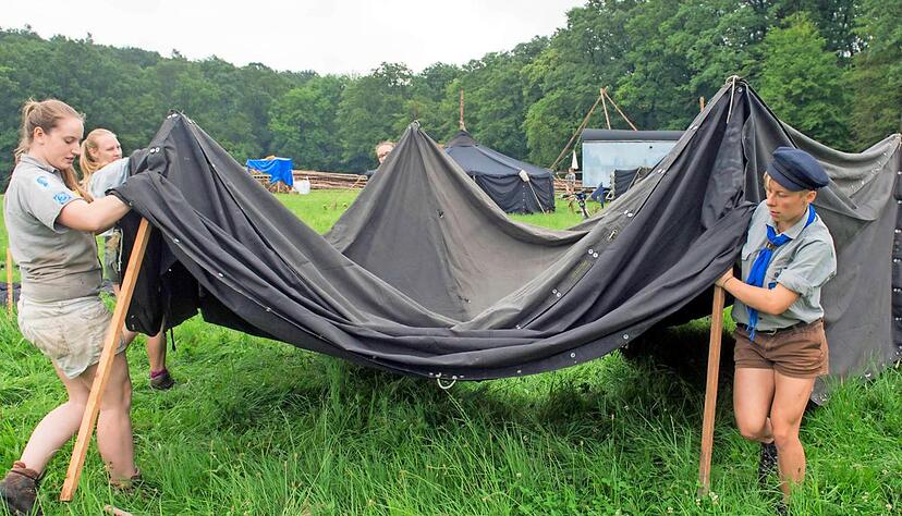 Teamwork: Um ein sogenanntes Schwarzzelt aufzustellen, m&uuml;ssen die Pfadfinder sich gut absprechen. Auf der Wiese bei Jettenbach entsteht seit einigen Tagen eine richtige Stadt mit 300 Zelten, in denen rund 1400 Teilnehmer &uuml;bernachten. Gestern waren schon 300 Pfadfinder da. Bis morgen muss alles stehen &minus; dann ist Er&ouml;ffnungstag.Fotos: Mario Berger