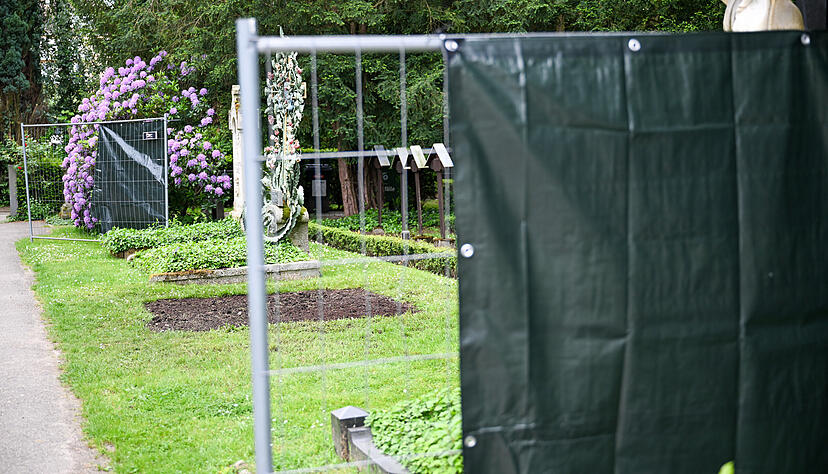 Die Grabstätte des früheren Bundestagspräsidenten und Bundesminister Wolfgang Schäuble ist hinter einer Absperrung auf dem Friedhof.