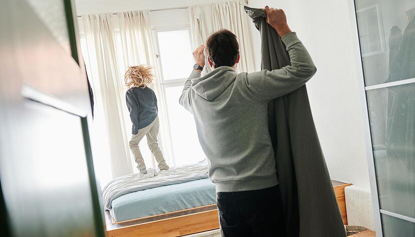 Gelassen bleiben und Fehler verzeihen: W&auml;chst ein Kind mit ADHS auf, sollten Eltern lernen, dem Kind mit Verst&auml;ndnis zu begegnen und sich selbst zu vergeben, wenn sie im Alltag mal falsch reagieren.