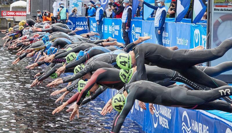 Triathletinnen springen in die Hamburger Binnenalster.